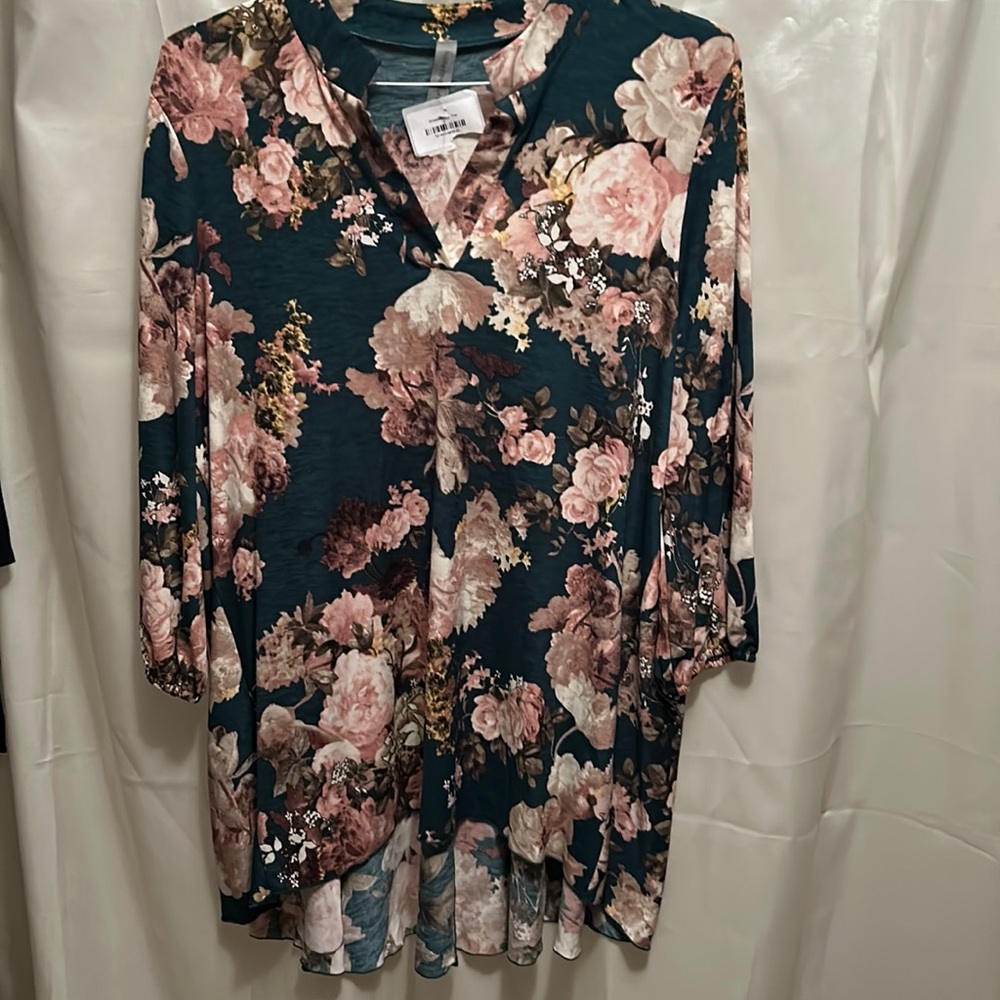 Womens XL Curvy green floral top